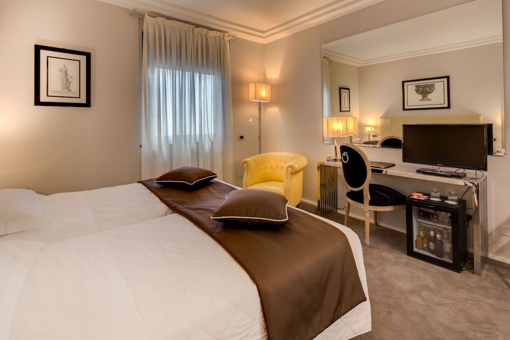 Hotel Roma — Hotel rooms in Florence, Tuscany