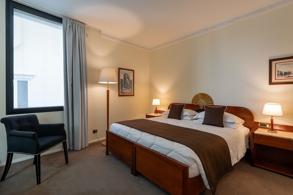 Hotel Roma — Hotel rooms in Florence, Tuscany