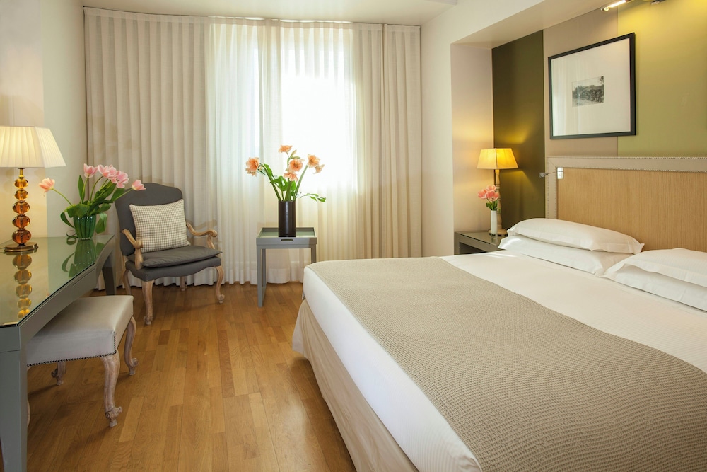 Starhotels Tuscany — Hotel rooms in Florence, Tuscany