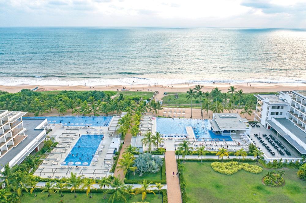 Hotel Riu Sri Lanka - All Inclusive — Swimming pool in Ahungalla, Southern Province