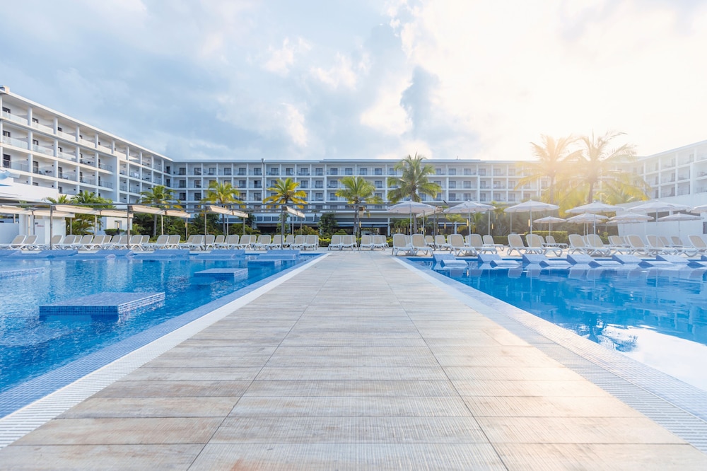 Hotel Riu Sri Lanka - All Inclusive — Swimming pool in Ahungalla, Southern Province