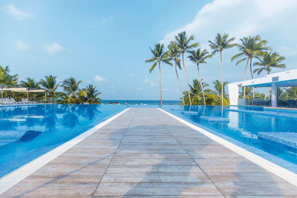 Hotel Riu Sri Lanka - All Inclusive — Swimming pool in Ahungalla, Southern Province