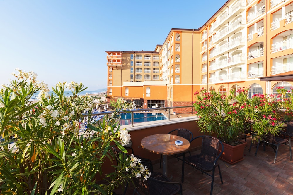 Sol Luna Bay Resort — Hotel building in Obzor, Burgas Region