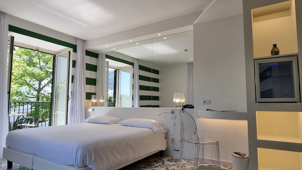 Hotel Alpha — Hotel rooms in Sant'Angello, Campania