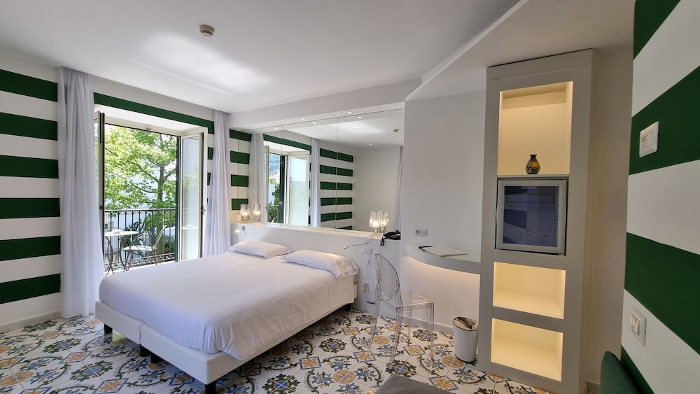 Hotel Alpha — Hotel rooms in Sant'Angello, Campania