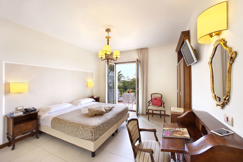 Hotel Alpha — Hotel rooms in Sant'Angello, Campania