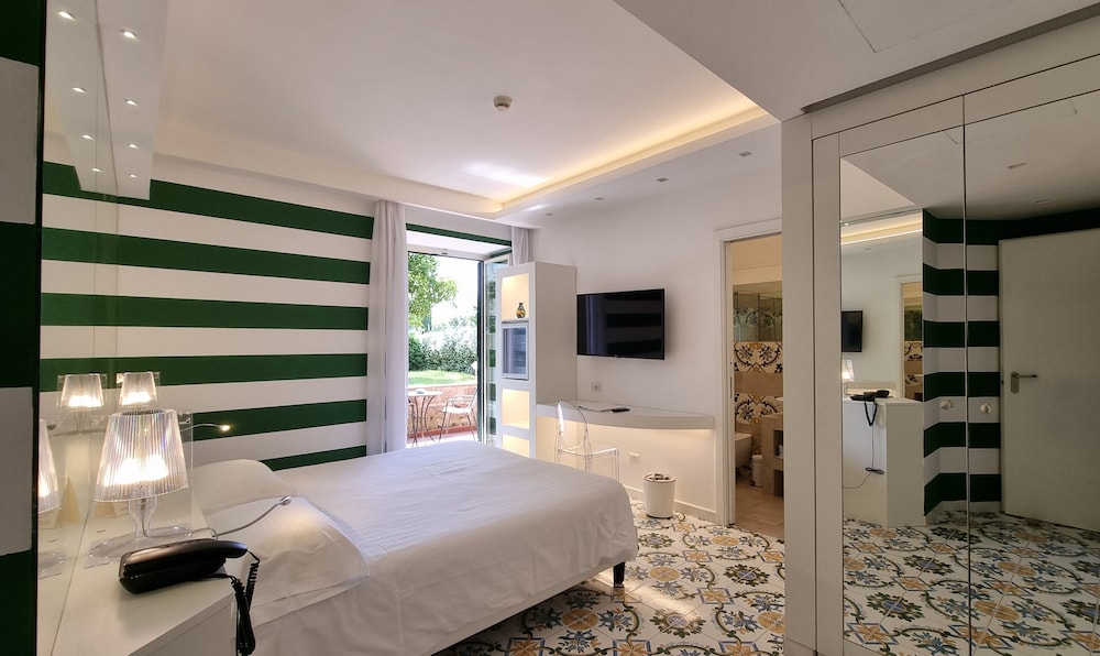 Hotel Alpha — Hotel rooms in Sant'Angello, Campania
