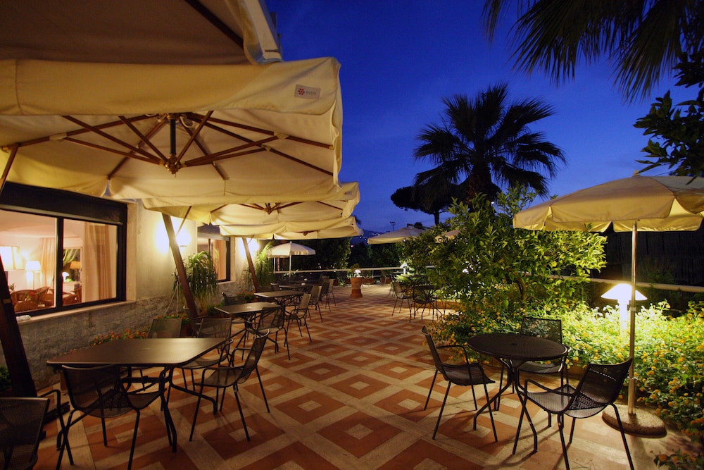 Hotel Alpha — Restaurant & bars in Sant'Angello, Campania