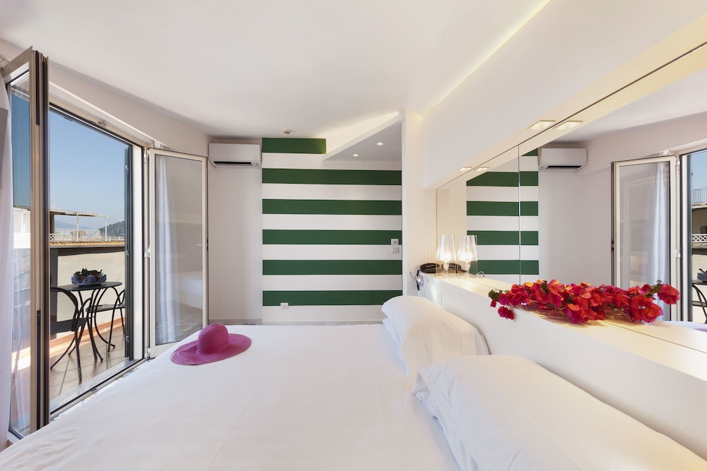 Hotel Alpha — Hotel rooms in Sant'Angello, Campania