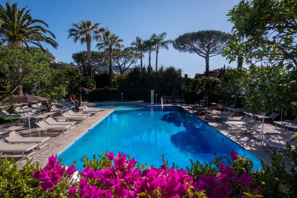 Hotel Alpha — Swimming pool in Sant'Angello, Campania
