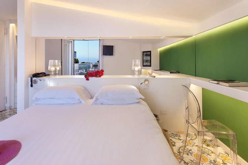 Hotel Alpha — Hotel rooms in Sant'Angello, Campania