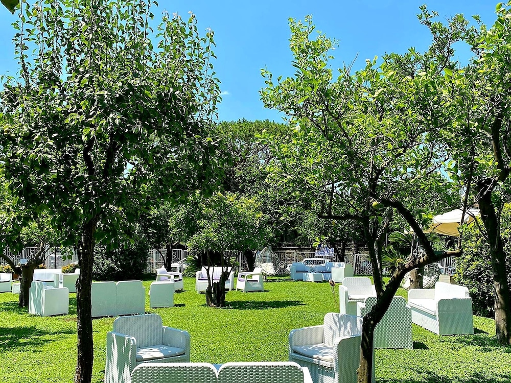 Hotel Alpha — Restaurant & bars in Sant'Angello, Campania