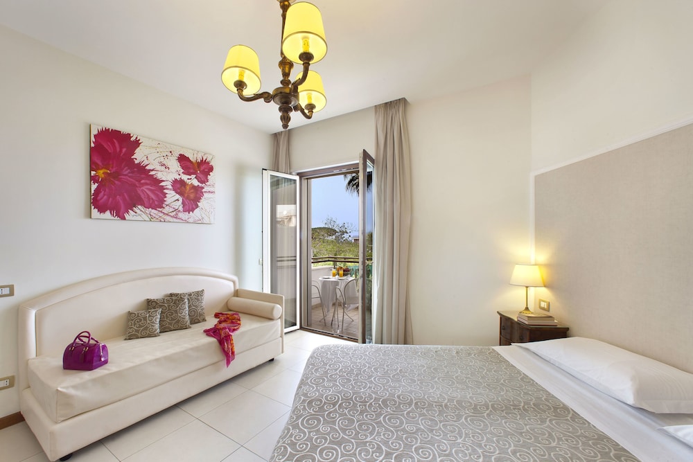 Hotel Alpha — Hotel rooms in Sant'Angello, Campania