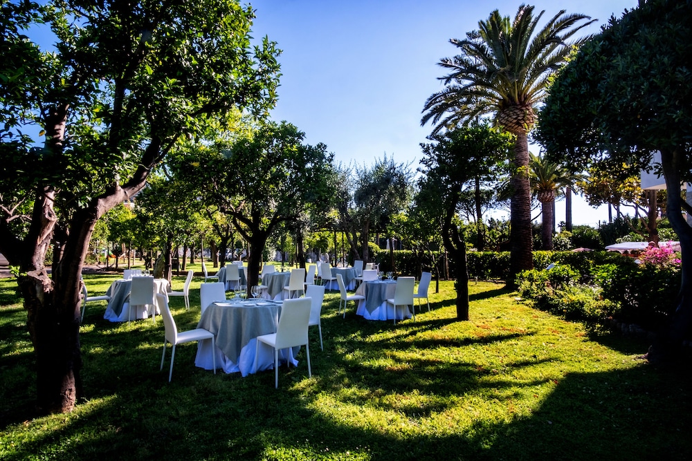 Hotel Alpha — Hotel building in Sant'Angello, Campania