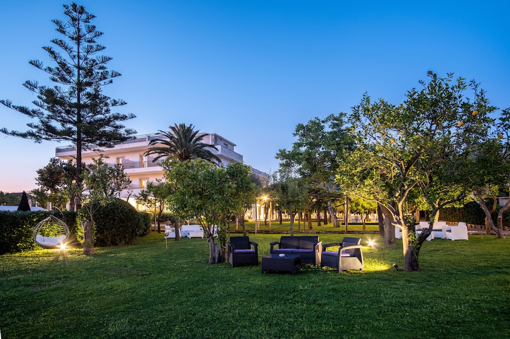 Hotel Alpha — Hotel building in Sant'Angello, Campania