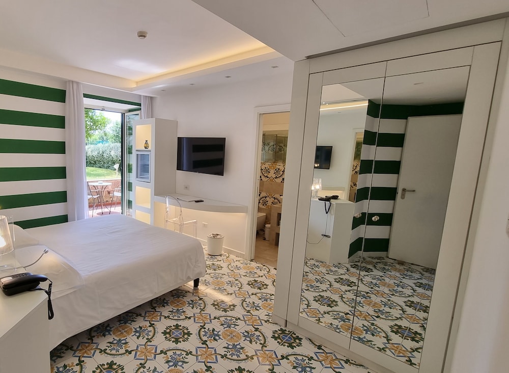Hotel Alpha — Hotel rooms in Sant'Angello, Campania