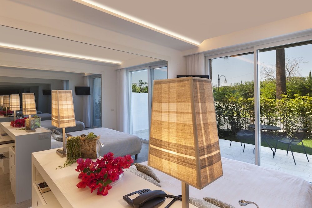 Hotel Alpha — Hotel rooms in Sant'Angello, Campania
