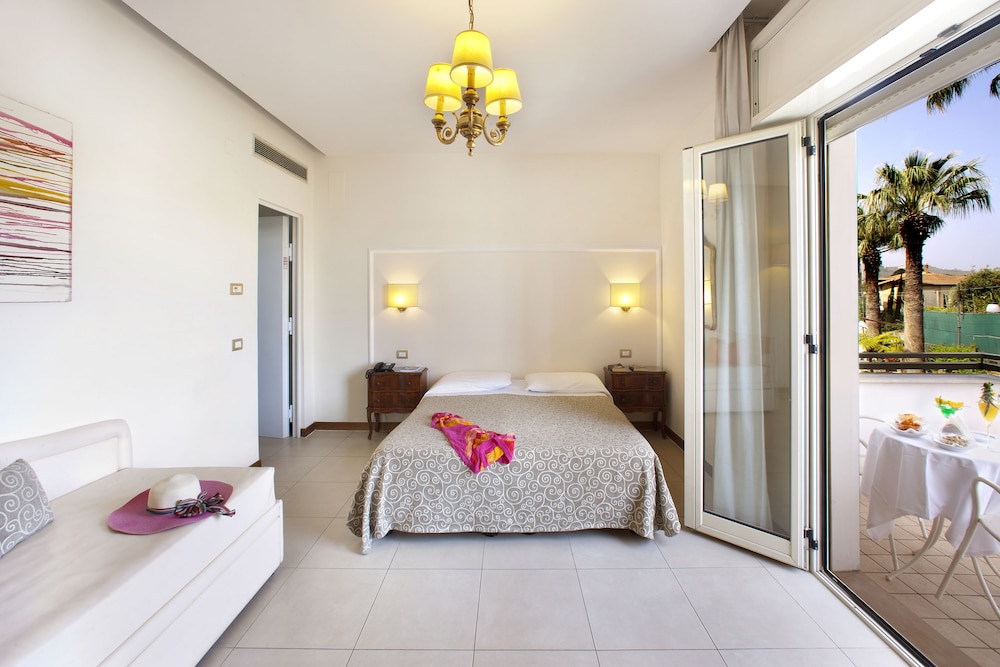 Hotel Alpha — Hotel rooms in Sant'Angello, Campania
