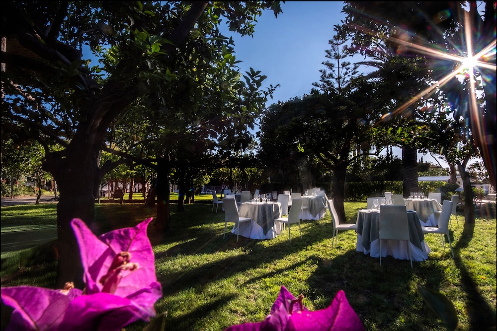 Hotel Alpha — Restaurant & bars in Sant'Angello, Campania