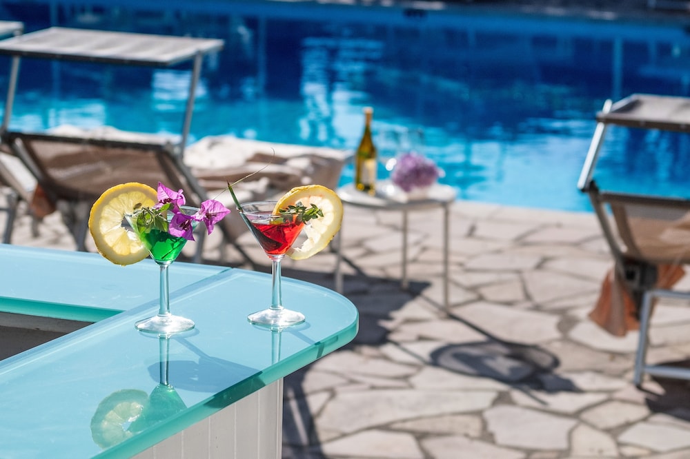 Hotel Alpha — Swimming pool in Sant'Angello, Campania