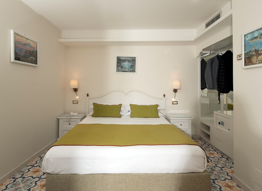 Hotel Antiche Mura — Hotel rooms in Sorrento, Campania