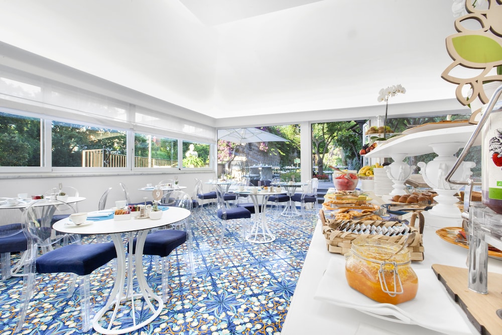 Hotel Antiche Mura — Restaurant & bars in Sorrento, Campania
