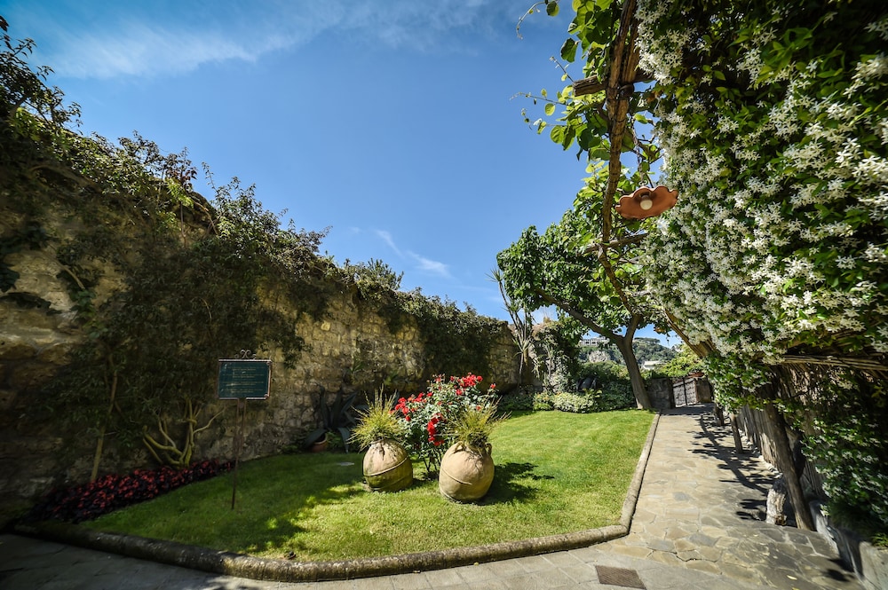 Hotel Antiche Mura — Hotel building in Sorrento, Campania