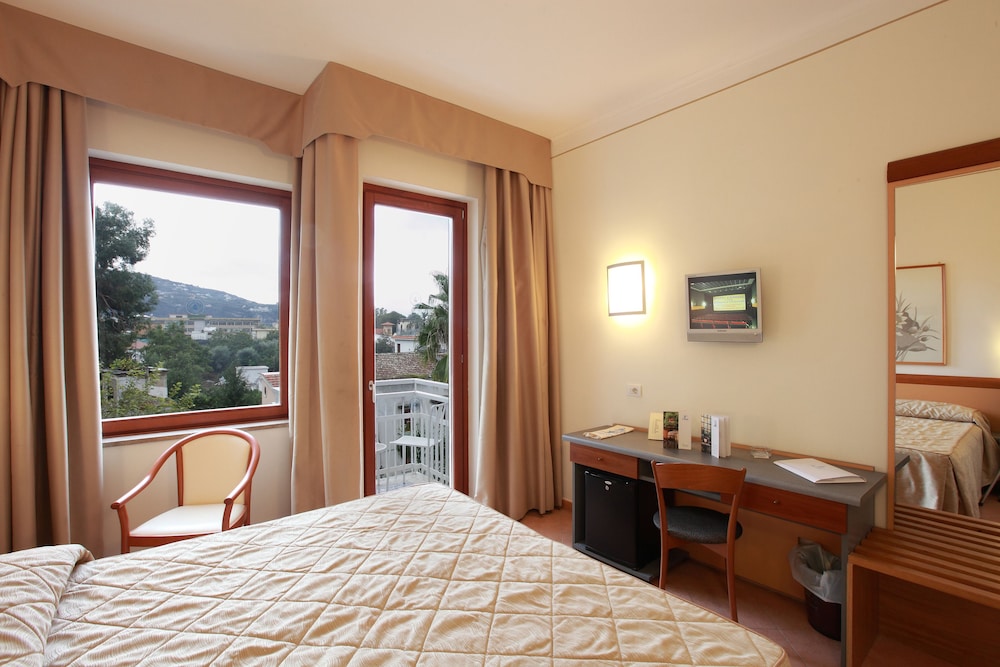 Hotel Caravel — Hotel rooms in Sant'Angello, Campania