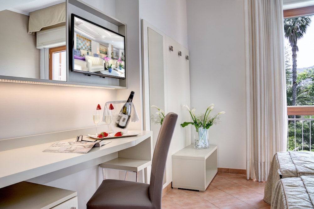Hotel Caravel — Hotel rooms in Sant'Angello, Campania
