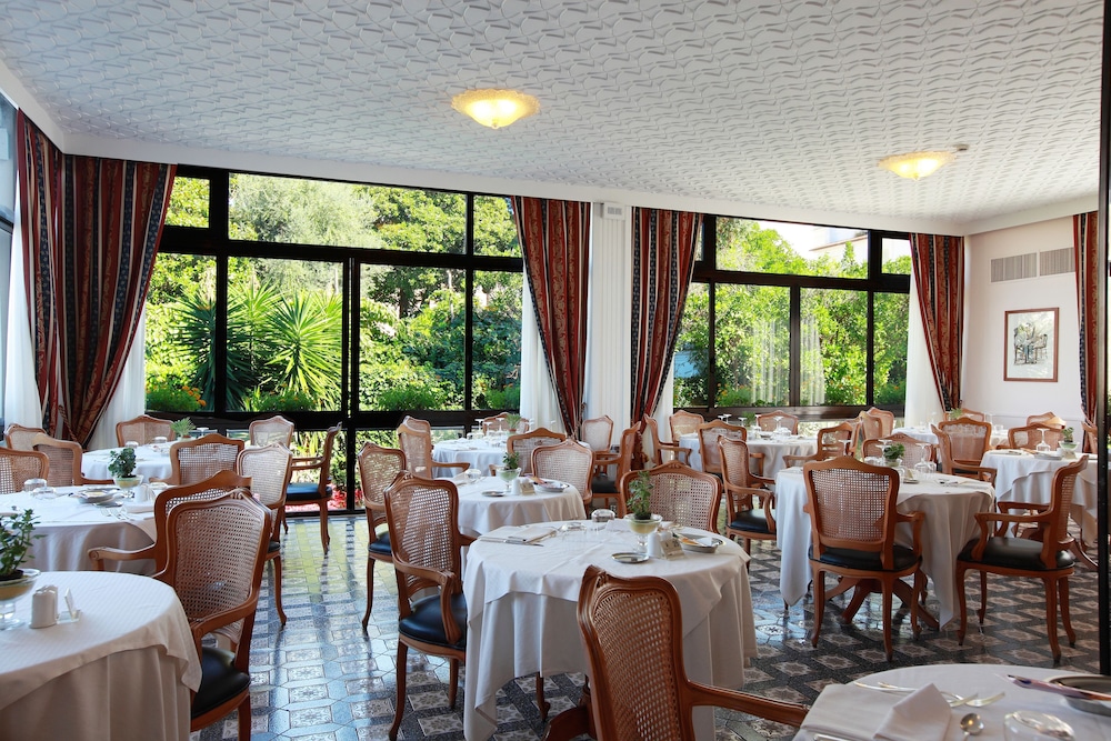 Hotel Caravel — Restaurant & bars in Sant'Angello, Campania