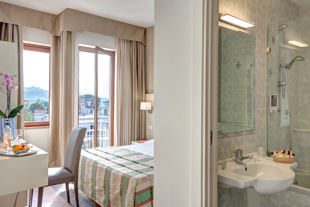 Hotel Caravel — Hotel rooms in Sant'Angello, Campania