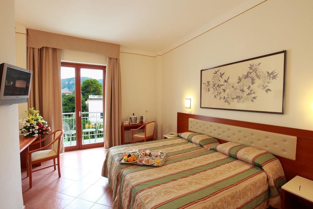 Hotel Caravel — Hotel rooms in Sant'Angello, Campania