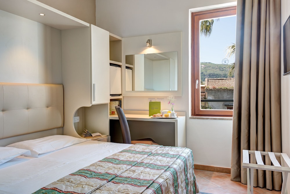 Hotel Caravel — Hotel rooms in Sant'Angello, Campania