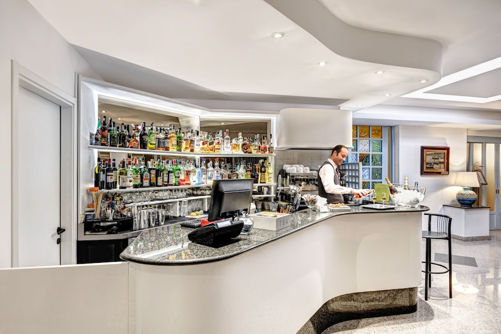 Hotel Caravel — Restaurant & bars in Sant'Angello, Campania