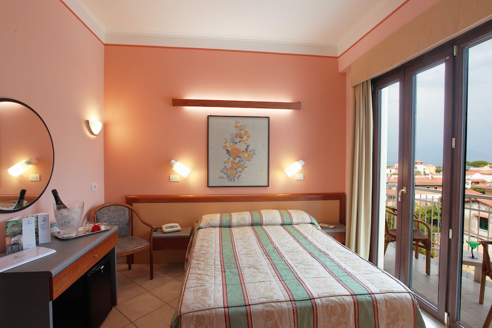Hotel Caravel — Hotel rooms in Sant'Angello, Campania