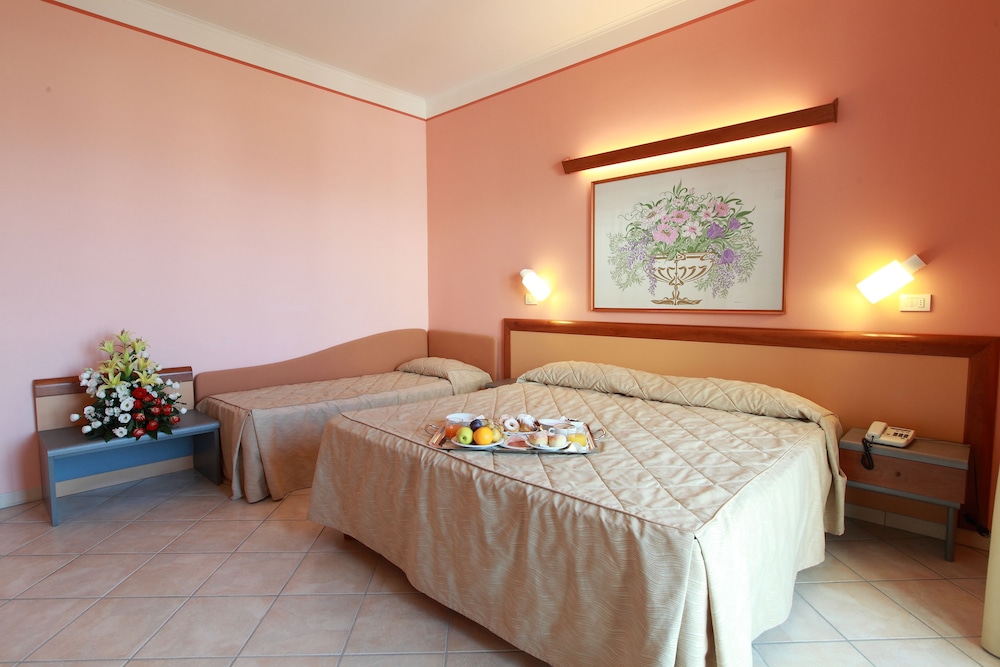 Hotel Caravel — Hotel rooms in Sant'Angello, Campania