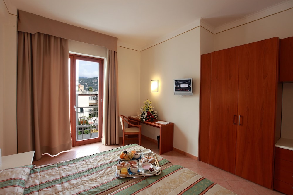 Hotel Caravel — Hotel rooms in Sant'Angello, Campania