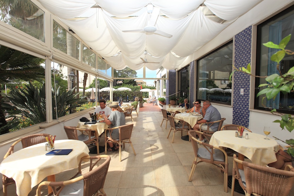 Hotel Caravel — Restaurant & bars in Sant'Angello, Campania