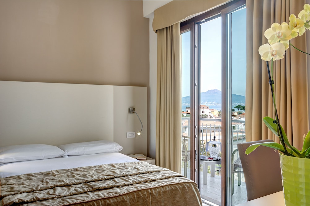 Hotel Caravel — Hotel rooms in Sant'Angello, Campania