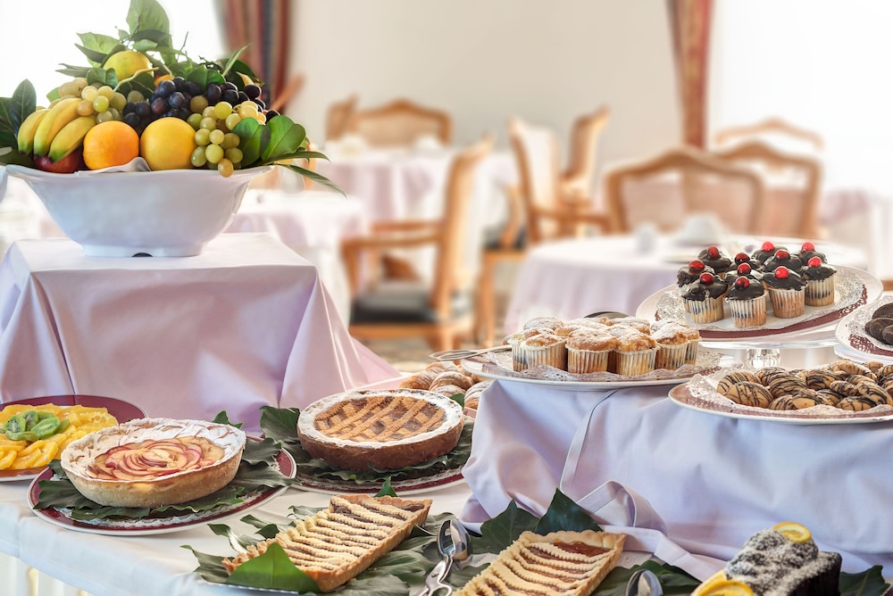Hotel Caravel — Restaurant & bars in Sant'Angello, Campania