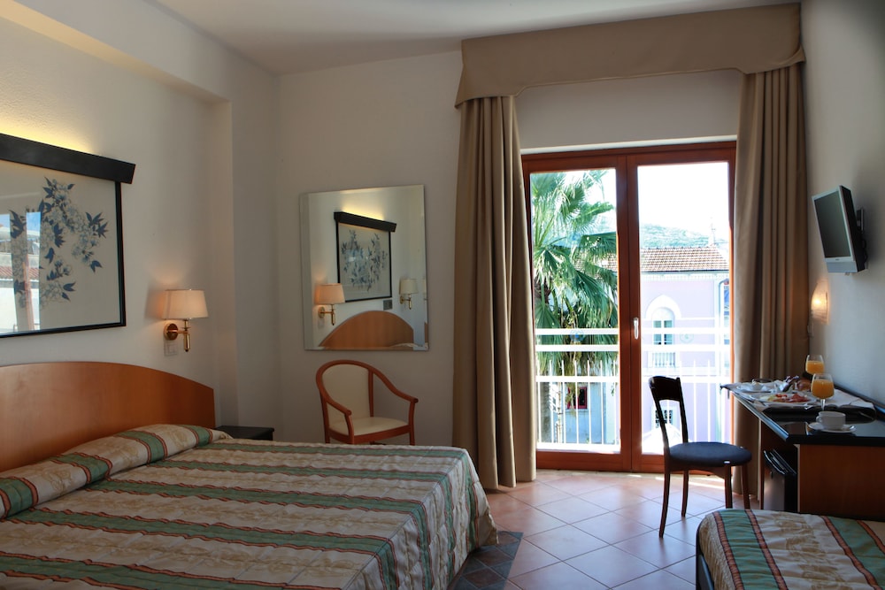 Hotel Caravel — Hotel rooms in Sant'Angello, Campania