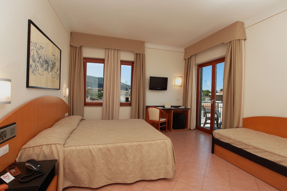 Hotel Caravel — Hotel rooms in Sant'Angello, Campania