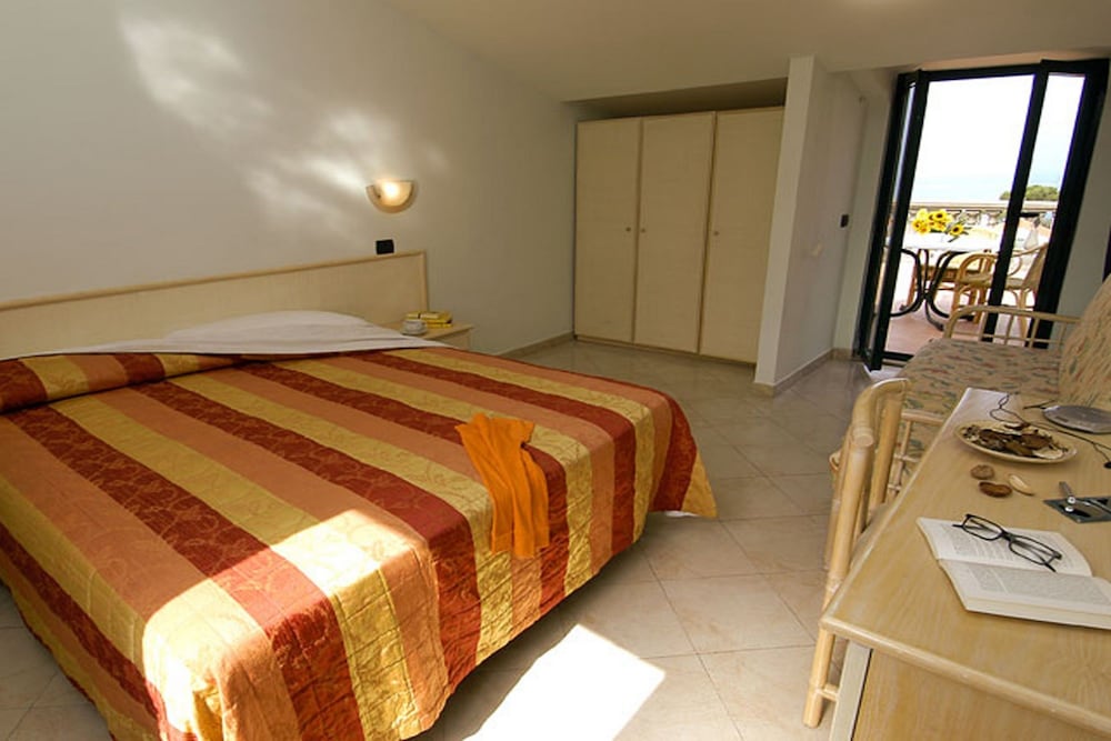 Hotel Eden — Hotel rooms in Sorrento, Campania