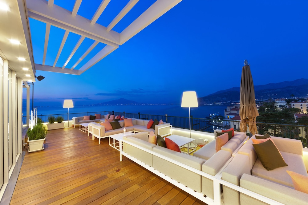 Continental — Restaurant & bars in Sorrento, Campania