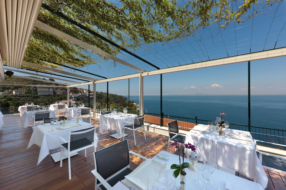 Continental — Restaurant & bars in Sorrento, Campania