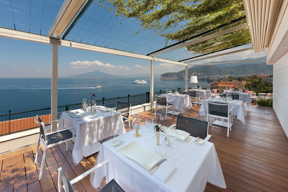 Continental — Restaurant & bars in Sorrento, Campania
