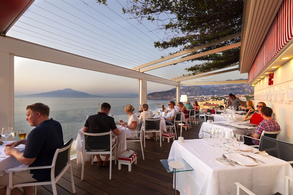 Continental — Restaurant & bars in Sorrento, Campania