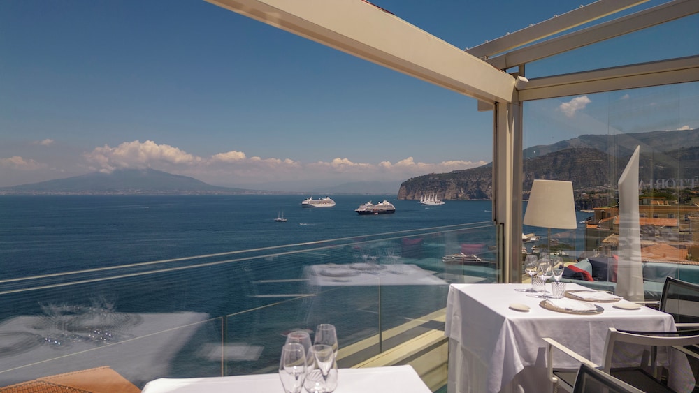 Continental — Restaurant & bars in Sorrento, Campania