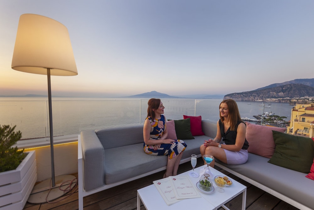 Continental — Restaurant & bars in Sorrento, Campania