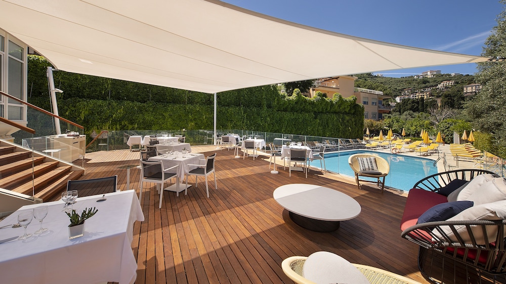 Continental — Restaurant & bars in Sorrento, Campania